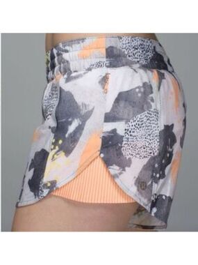 LULULEMON Pleat to Street shorts Mini Art Pop White Multi/Peach Fuzz Colorway 12